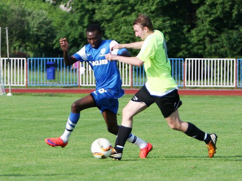 Česká Lípa - Sedmihorky 1:3. Domácí Mpong v souboji s Pařízkem.