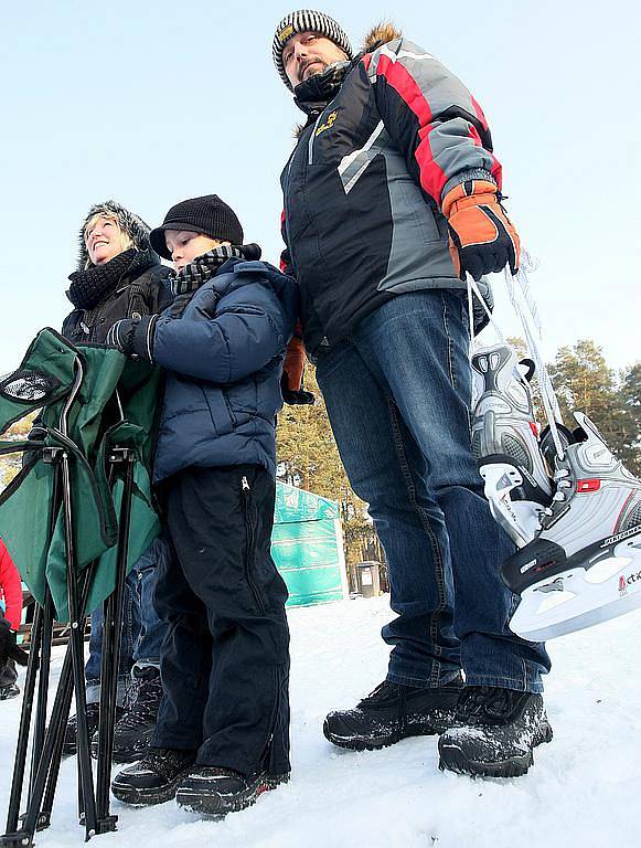 Obecní úřad ve Sloupu v Čechách v neděli připravil pro děti soutěžní odpoledne na zamrzlé hladině Radvaneckého rybníka.