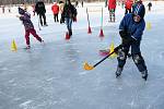 Obecní úřad ve Sloupu v Čechách v neděli připravil pro děti soutěžní odpoledne na zamrzlé hladině Radvaneckého rybníka.
