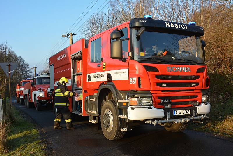 Hasiči likvidují požár a jeho následky v Novém Boru