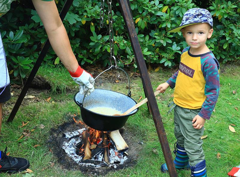 Zámecký areál v Zahrádkách hostil v sobotu 9. ročník Vaření kotlíkových zvěřinových gulášů. Do boje letos zasáhlo 12 týmů.