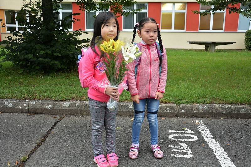 Foto prvňáků a jejich blízkých u ZŠ Špičák v České Lípě.