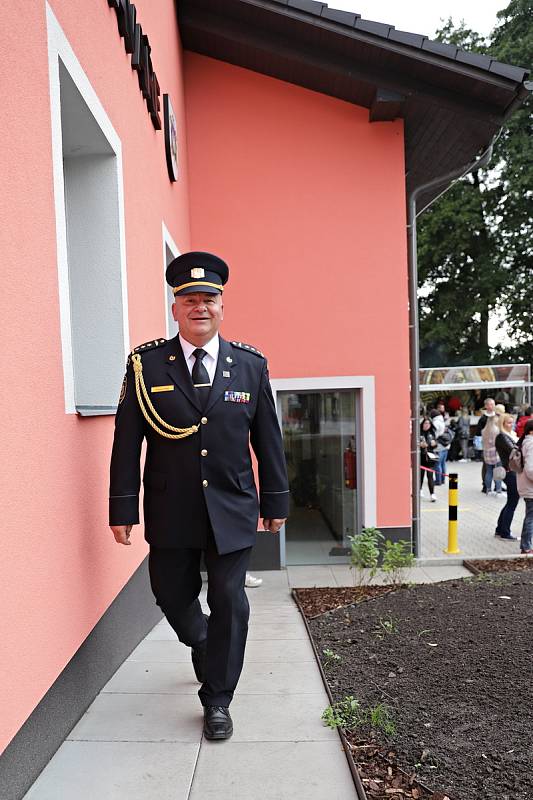 Slavnostní předání nové hasičské zbrojnice v Kravařích.