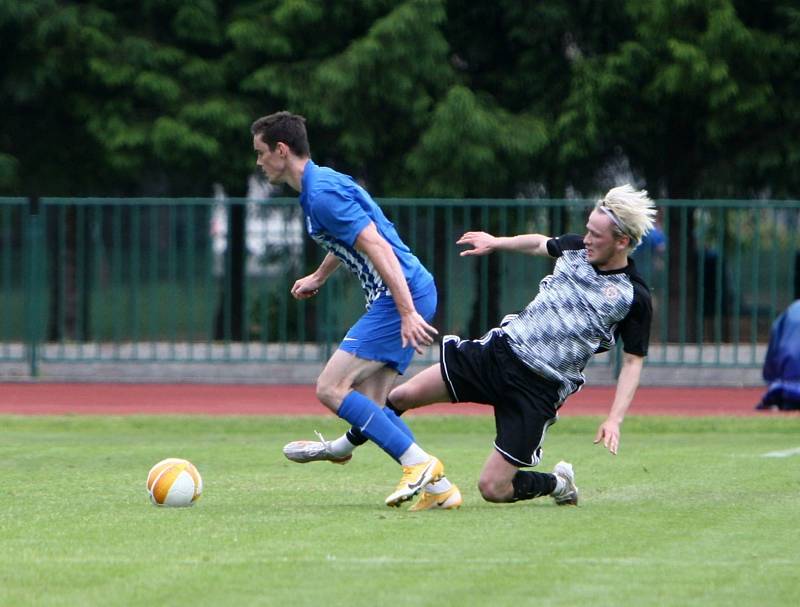 Fotbalisté České Lípy (modré dresy) doma porazili Kosmonosy 5:1.