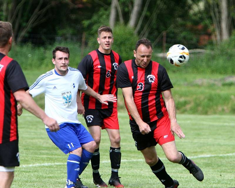 Bukovany (červené dresy) doma porazily Dubou 4:2.