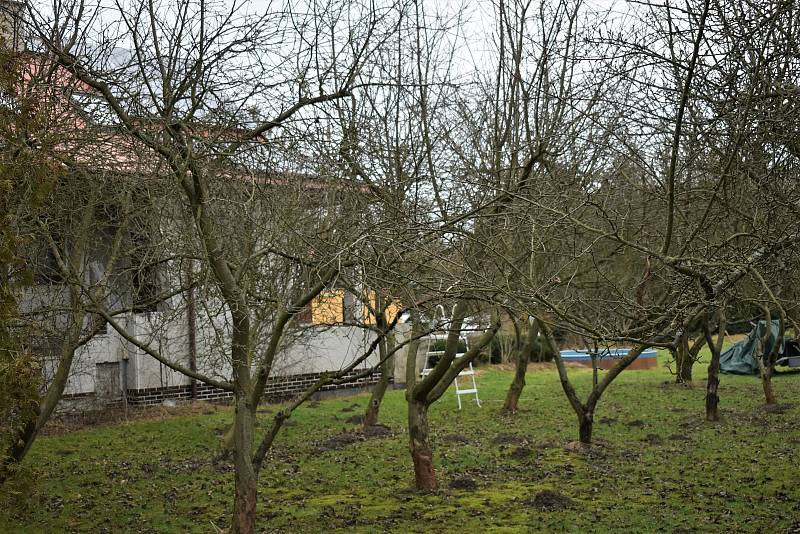 Dům v Zákupech na Českolipsku, kde Ivan Roubal zavraždil taxikáře. Septik, kam hodil jeho tělo, byl v zahradě v čele dnešního zahradního domku.