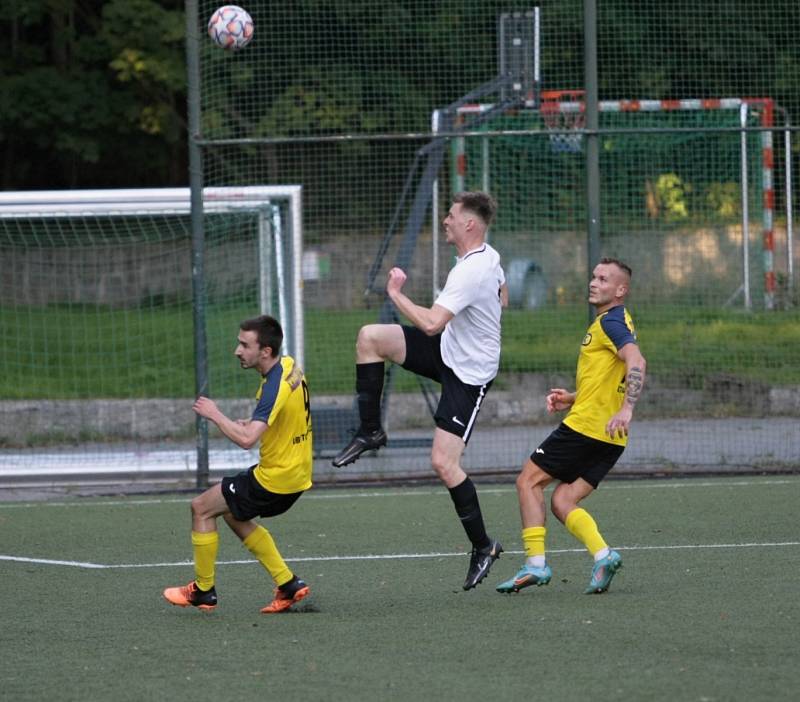 Fotbal, I.B třída - západ: Ruprechtice - Jestřebí 3:0. V utkání se těžce zranil hostující Lukáš Komárek.