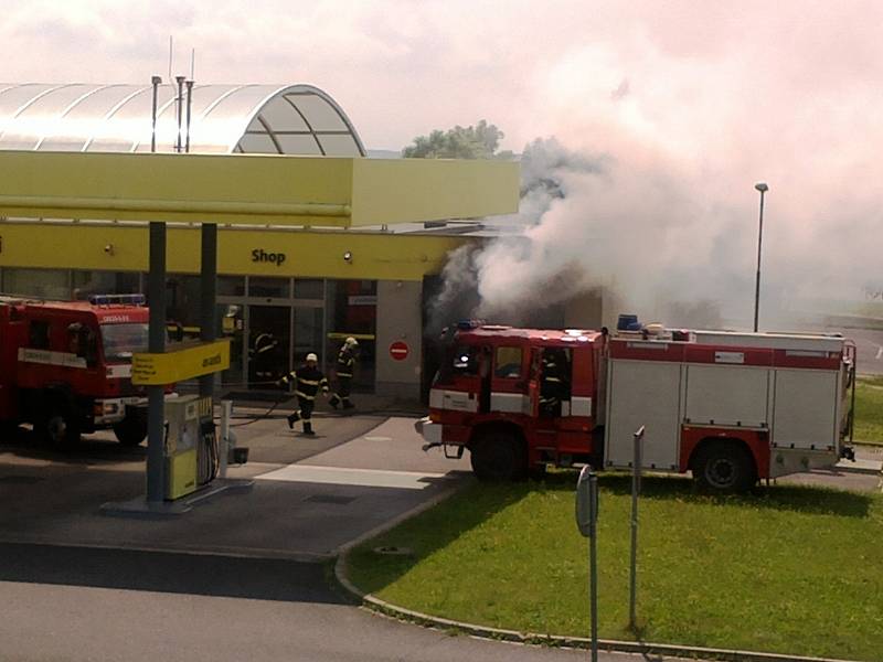 Požár renaultu v myčce na Ladech. 