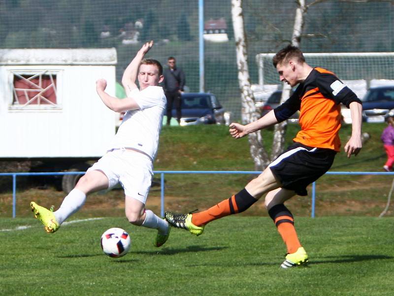 Skalice - Frýdlant 3:1 (1:1). Demke prostřelil hostujícího Plesara (v bílém) a Skalice vedla 1:0.