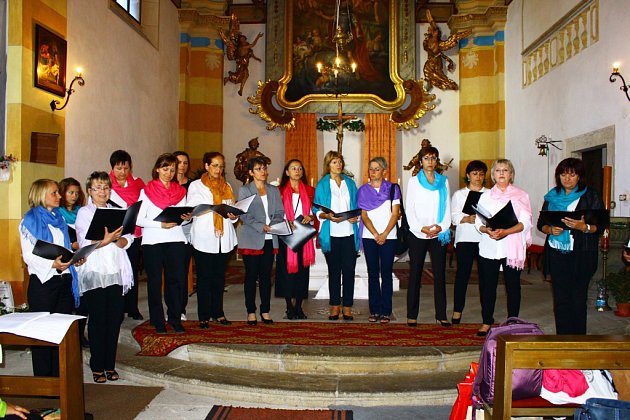 Ve Stráži se zpívalo. Místní pěvecký sbor Lentilky a sbor Canzonetta Osečná zazpívaly návštěvníkům Noci kostelů ve Stráži pod Ralskem, kam zavítalo 140 lidí.