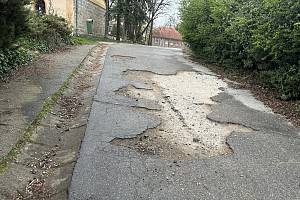 Jedna z ostud České Lípy by měla být brzy minulostí. Rozbitý chodník v ulici U Spojů koupí a opraví město.