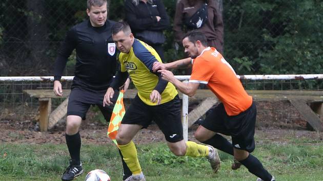 Daniel Kýček (vlevo), kanonýr Jestřebí, byl v posledním kole smutným hrdinou. Nedal penaltu, pak vyrovnal, za stavu 1:1 se nechal vyloučit a vzápětí Jestřebí ztratilo remízu.