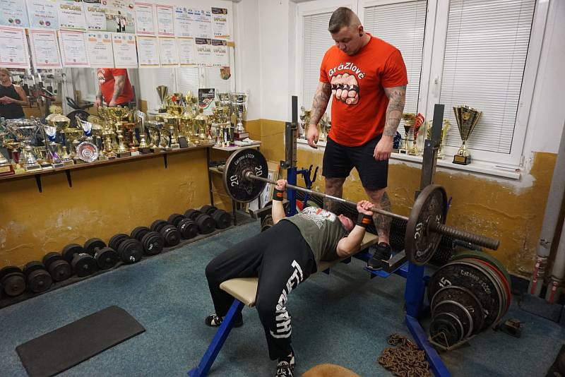 Martin dělá na směny, takže občas na trénink dorazí později. I tak si ale minulý rok z mistrovství světa GPC asociace přivezl titul za výkon 255kg v bench pressu.