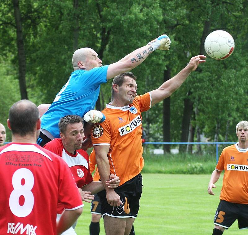 Skalice si upevnila vedení v tabulce I. A třídy výhrou nad týmem Mírové. Hostující gólman Jíra vyráží míč před Hlavinkou.