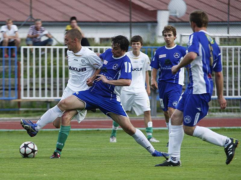 Remízu 2:2 vybojovala rezerva České Lípy doma s béčkem FKP Turnov. Obrana hostí sleduje souboj Picka se Zdražilem.