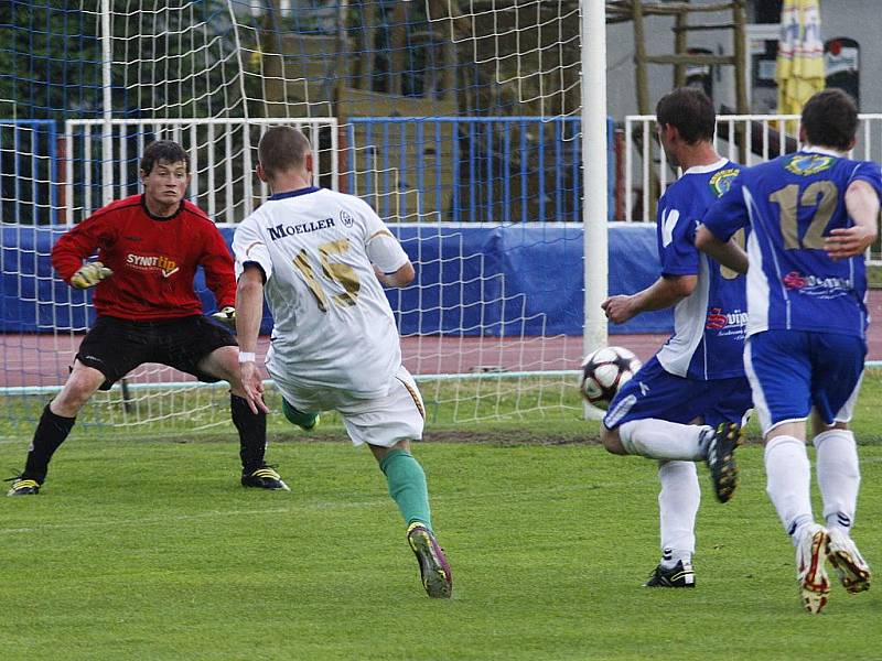 Remízu 2:2 vybojovala rezerva České Lípy doma s béčkem FKP Turnov. Voloček s Vondráčkem nepokryli Záleského, ale ten pálí vedle branky Hyky.