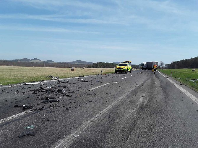 Nehoda uzavřela silnici u Zahrádek. Čelní střet nepřežil jeden člověk.