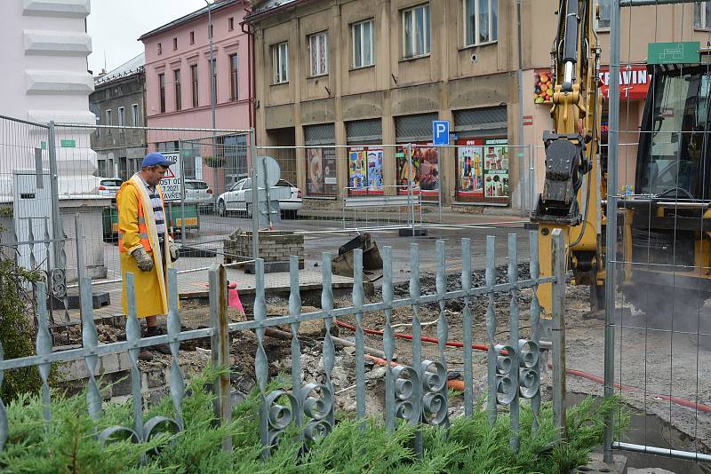Stavba přerušila až do konce listopadu frekventovanou ulici Bedřicha Egermanna v Novém Boru.