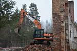 Likvidace ruin a budov po sovětské armádě probíhá po etapách v bývalém vojenském prostoru Ralsko. Ploužnice 13. únor 2019 - u bývalé kotelny, před zbořením komína