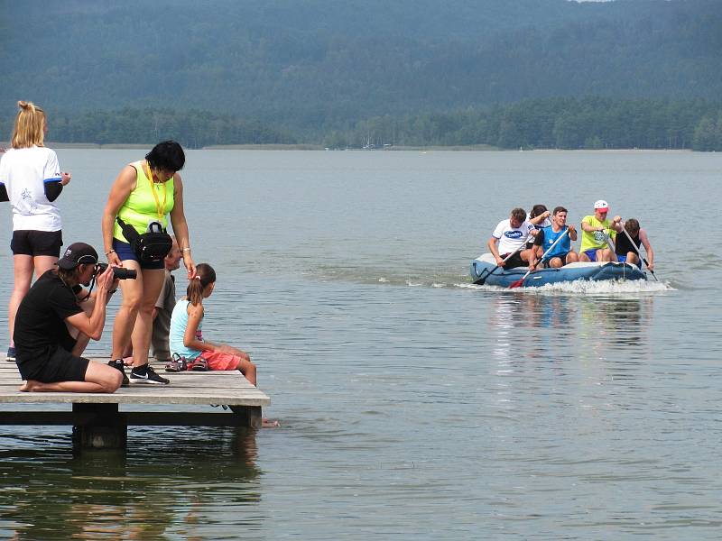 Čtrnácté Euro Hry Doksy si k Máchovu jezeru přijely stovky účastníků i letos především užít. Za dva dny zvládly týmy šestnáct sportovních disciplín.