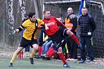 Jiskra Mimoň - Stráž pod Ralskem 2:0. Trenér Najman sleduje souboj svého svěřence Sutra (v červeném) s Libichem.