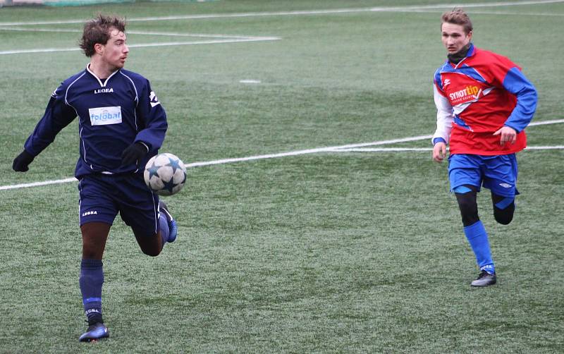 Vítězstvím 4:1 nad okresním sokem z Doks zahájil zimní fotbal turnaj O pohár města Děčína obhájce loňského prvenství, celek SK Skalice (v červeném). 