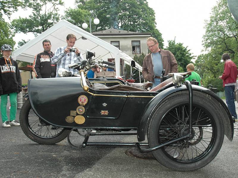 Součástí oslav byl Šenovský závod do vrchu, na kterém se představila  historická vozidla vyrobená do roku 1940. 