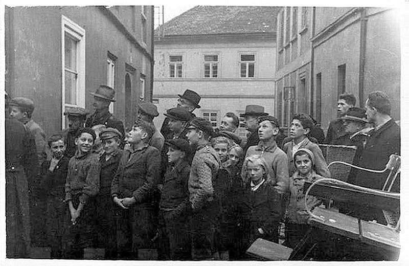 Skupina dětí přihlížejících vypalování českolipské synagogy, 11. listopadu 1938. Copyright k dokumentu drží Krajská knihovna Liberec, kde je uložen jeho originál.