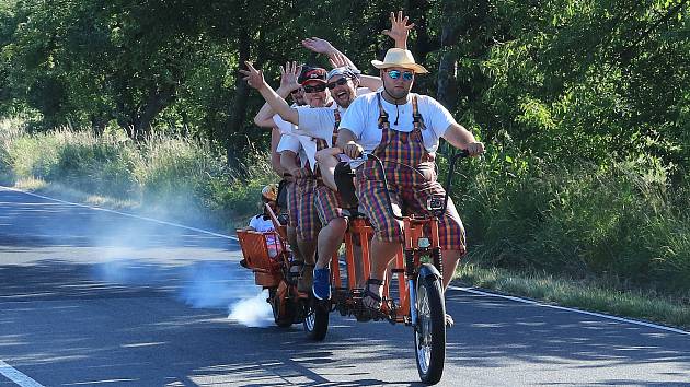Vyznavači vícemístných bicyklů se letos opět sešli ve Velkém Grunově na Českolipsku