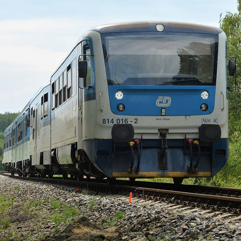 Stav před rekonstrukcí železniční trati u České Lípy, od sesuvů tam musely vlaky projíždět úsek 400 metrů rychlostí 10 km/hodinu. Na opravenou trať se vrací již od soboty 14. prosince 2020. Dokončovací práce ještě ovlivní provoz na jaře.