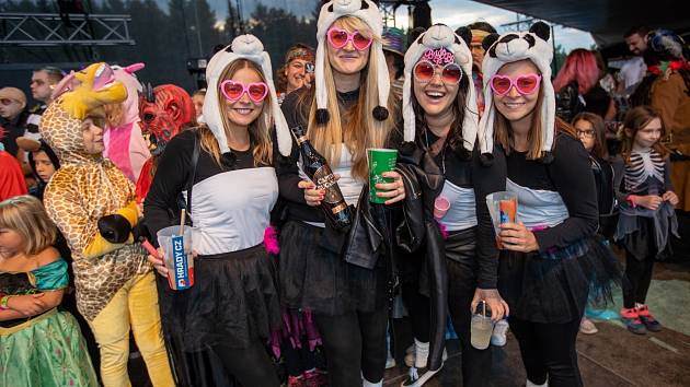 K festivalu Hrady CZ patří neodmyslitelně páteční karneval. Pod hradem Bezděz se sešla celá řada originálních masek.