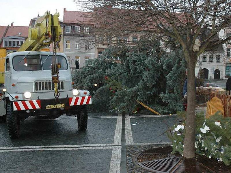 Na českolipském náměstí spadl velký vánoční strom