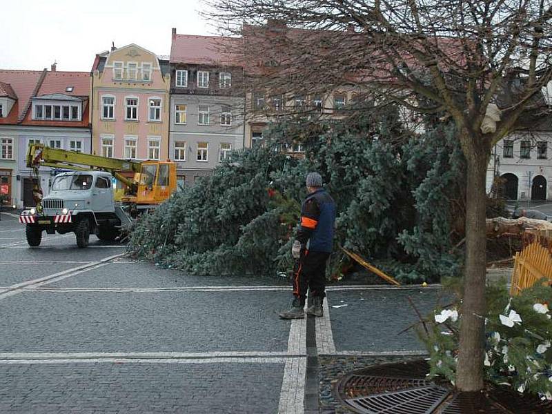 Na českolipském náměstí spadl velký vánoční strom