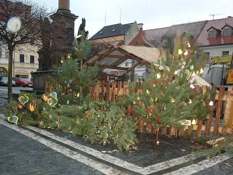 Na českolipském náměstí spadl velký vánoční strom