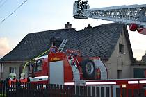 Požár domu v Mistrovicích likvidovali hasiči převážně z výškové techniky. Škody se odhadují na půl milionu korun.