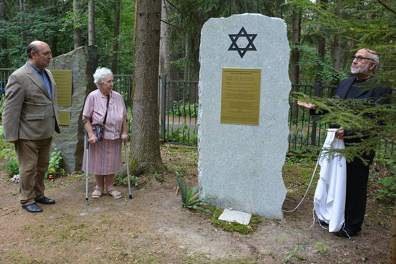 Symbolický hrob židovských obyvatel Nového Boru, kteří se během II. světové války stali oběťmi holocaustu, odhalili na novoborském Lesním hřbitově.