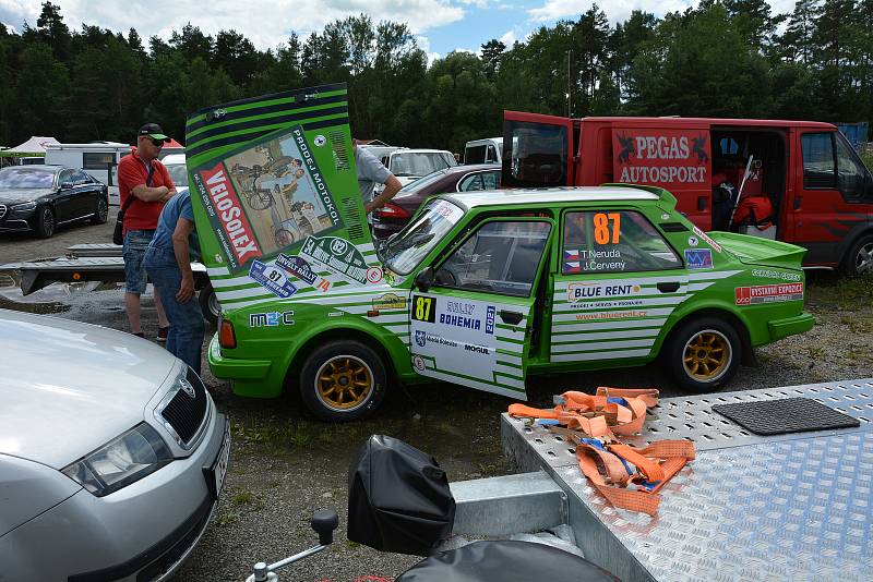 Rally Bohemia na autodromu v Sosnové v pátek 9. července.