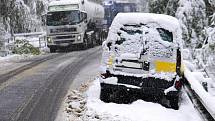 Nepřetržité sněžení způsobilo problémy v dopravě po celém Libereckém kraji. Českolipsko nebylo výjimkou. Od časných ranních hodin byl úplně neprůjezdný úsek mezi Novým Borem a Práchní. Problémy byly i u Svoru.