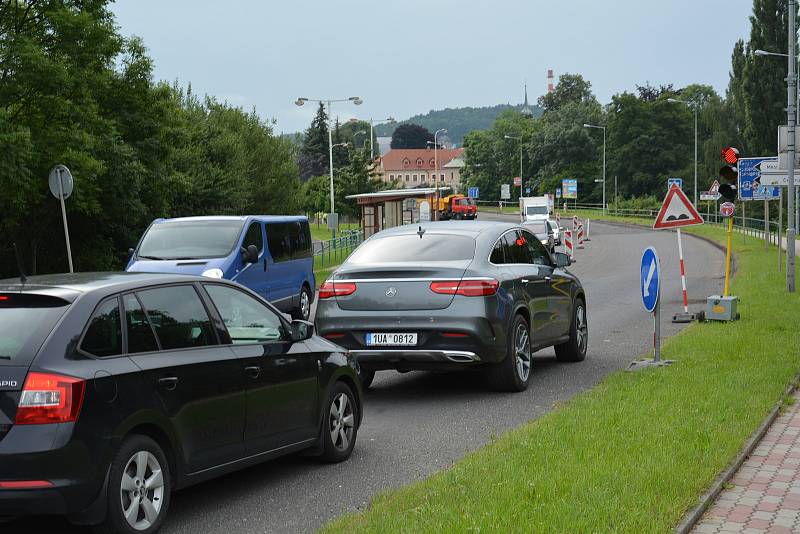 Dopravu kolem celého středu České Lípy řídí semafory stavbařů.