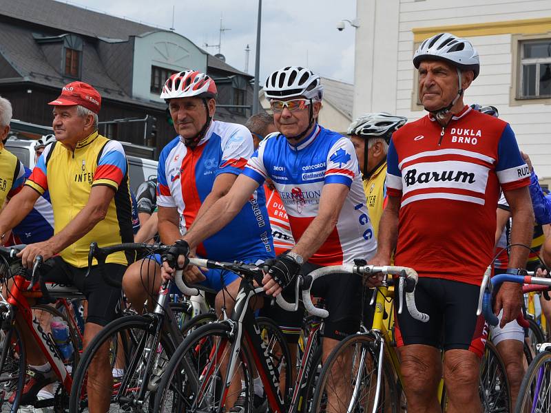 Začátky slavného cyklistického závodu Tour de Bohemia, stejně tak jako všech 28 ročníků, si o víkendu připomněli v Novém Boru.