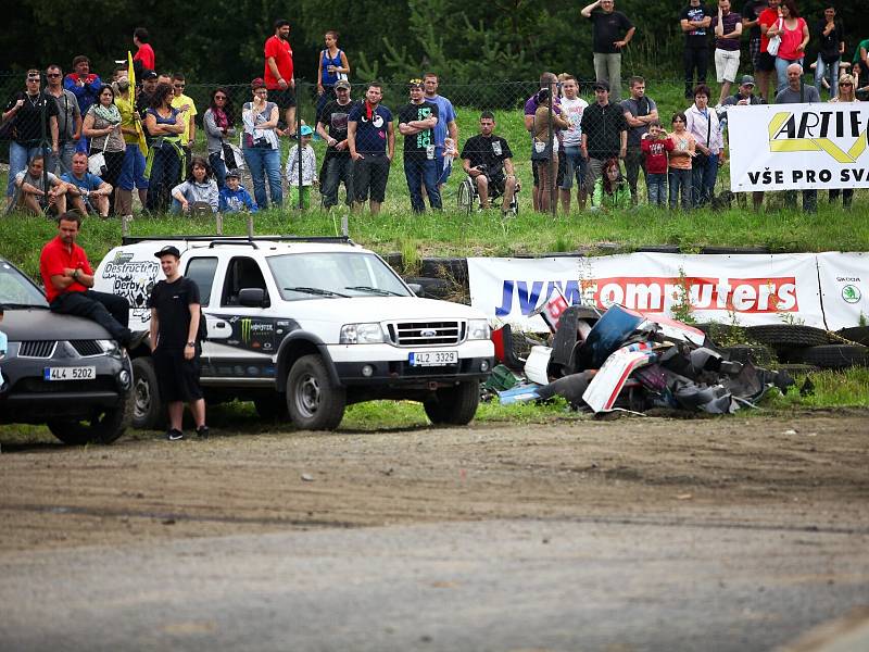 Destruction derby na autodromu. Den první.