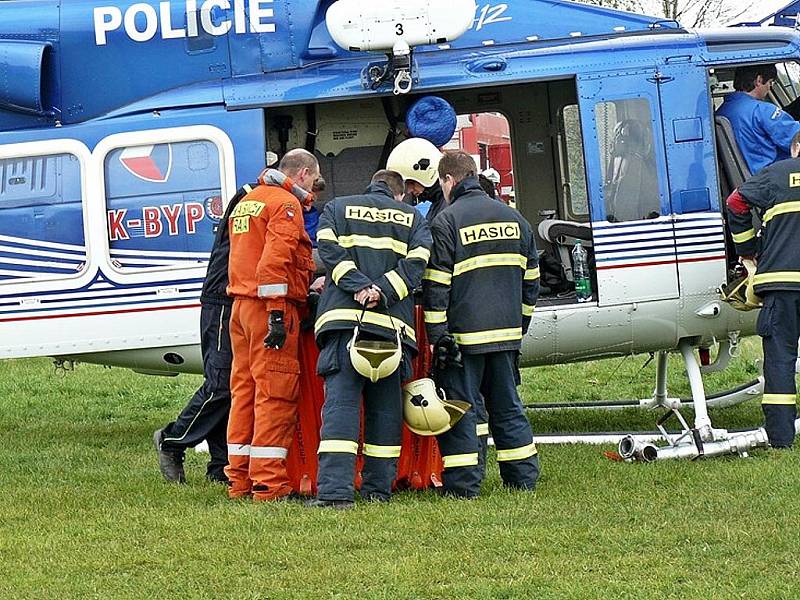 Hasiči, kteří nacvičovali plnění vaku zavěšeného pod policejním vrtulníkem, bojovali s větrem. Plnění osmi set litry vody za pomoci speciální proudnice trvalo asi tři minuty, pak další kolegové naváděli stroj na cíl. 