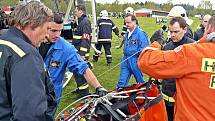 Hasiči, kteří nacvičovali plnění vaku zavěšeného pod policejním vrtulníkem, bojovali s větrem. Plnění osmi set litry vody za pomoci speciální proudnice trvalo asi tři minuty, pak další kolegové naváděli stroj na cíl. 