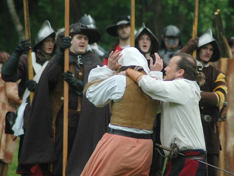 Skupina historického šermu Garde pořádala v sobotu tradiční Cvikovské hřmění - bitvu z období třicetileté války. 