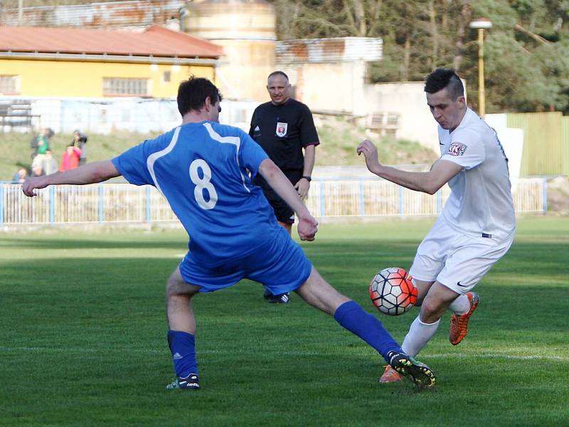 Doksy - Česká Lípa 0:0. Horčík se snaží zastavit průnik hostujícího Kýčka (v bílém).