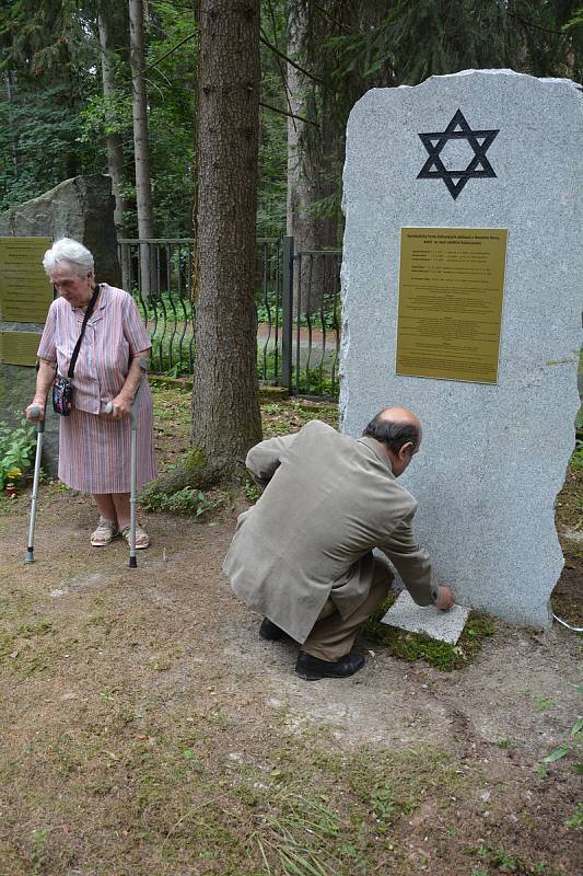 Symbolický hrob židovských obyvatel Nového Boru, kteří se během II. světové války stali oběťmi holocaustu, odhalili na novoborském Lesním hřbitově.