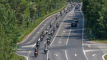 Dvě stovky motorkářů dorazili do Sosnové za doprovodu policejních hlídek.