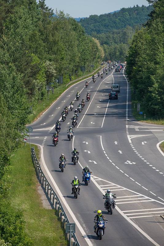 Dvě stovky motorkářů dorazili do Sosnové za doprovodu policejních hlídek.