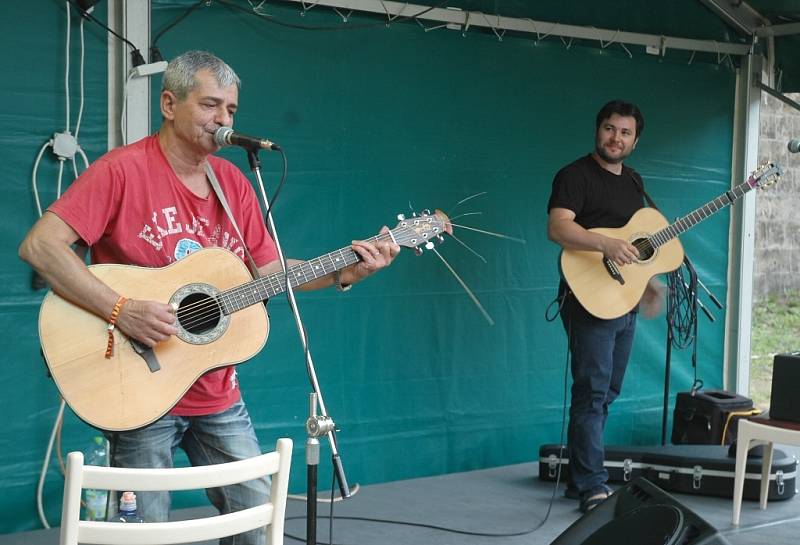 Folkový festival Svojkovská zahrada.