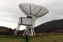 Dnes jsou po přilehlé louce rozeseté paraboly radioteleskopů a další měřící přístroje.